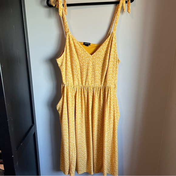Torrid tie strap floral dress - Picture 1 of 5